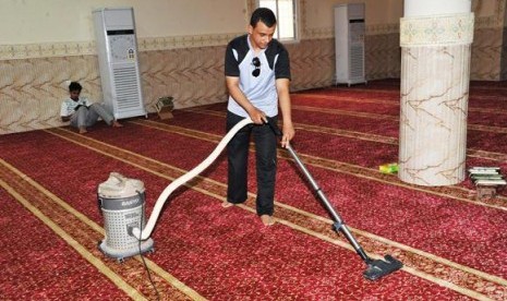 Petugas kebersihan membersihkan sebuah masjid di Riyadh, Arab Saudi.