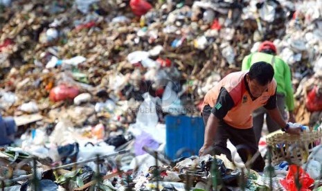 Petugas kebersihan memilah sampah di Tempat Pembuangan Sementara (TPS) Kawasan Pangadegan, Kalibata, Jakarta Selatan, Rabu (20/8). (Republika/Raisan Al Farisi)