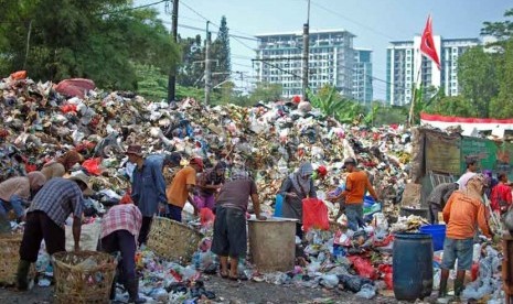 Petugas kebersihan memilah sampah di Tempat Pembuangan Sementara (TPS) Kawasan Pangadegan, Kalibata, Jakarta Selatan, Rabu (20/8). (Republika/Raisan Al Farisi)