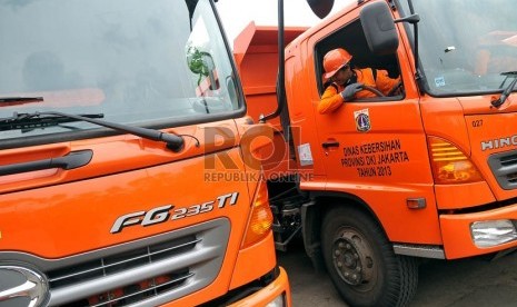  Petugas kebersihan mencoba kendaraan truk sampah saat acara peluncuran program peremajaan truk pengangkut sampah di Pulomas, Jakarta Timur, Rabu (11/12).     (Republika/Prayogi)