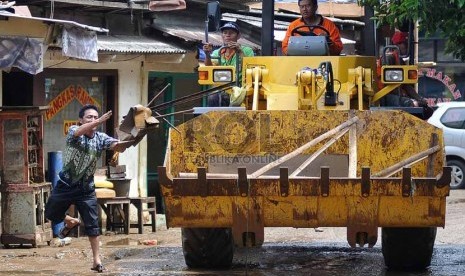 Worker of public cleanliness department collect the garbage after flooding in Jakarta. (File photo)