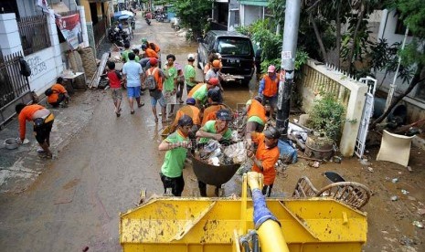   Petugas kebersihan mengangkut sampah-sampah yang menumpuk di kampung Melayu Besar, Jakarta Selatan, Selasa (14/1). (Republika/Prayogi)