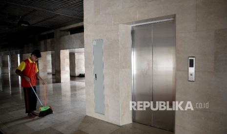 Petugas kebersihan menyapu lantai di sekitar lift khusus Raja Arab Saudi Salman Bin Abdul Aziz Al-Saud di Masjid Istiqlal, Jakarta, Ahad (26/2).