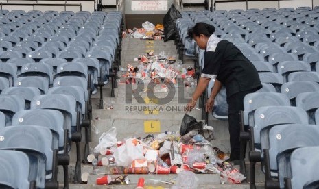 Petugas kebersihan pengelola stadion Gelora Bung Karno (GBK) membersihkan sisa sampah usai pertandingan final piala Presiden di Stadion GBK, Jakarta, Senin (19/10). (Republika/Yasin Habibi)