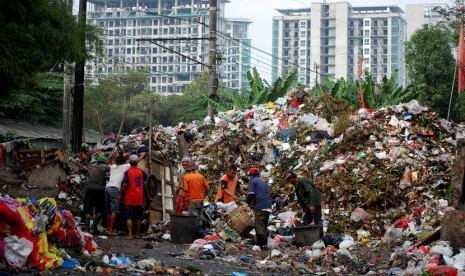 Petugas kebersihan sampah bekerja di sebuah Tempat Pembuangan Sementara di Jakarta Selatan (ilustrasi)