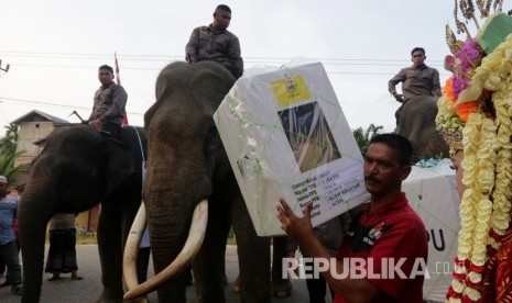 Petugas Kelompok Penyelenggara Pemungutan Suara (KPPS) mengangkut logistik pemilihan umum (pemilu) serentak 2019 dengan Gajah Sumatra jinak dari kantor Kecamatan ke TPS di Desa wisata Naca Trumon Tengah, Aceh Selatan, Aceh, Rabu (17/4/2019).