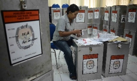 Petugas kelurahan memeriksa kertas suara Pilpres di posko bersama pemilu Kelurahan Petojo Selatan, Kecamatan Gambir, Jakarta Pusat, Ahad (6/7).