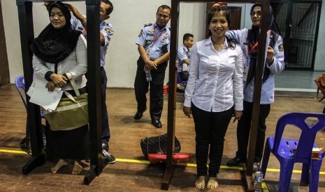 Petugas kemenkumHAM Riau mengukur tinggi badan peserta pada proses verifikasi dokumen dan pengukuran tinggi badan seleksi Calon Pegawai Negeri Sipil (CPNS) KemenkumHAM Riau di Pekanbaru, Riau, Senin (11/9).