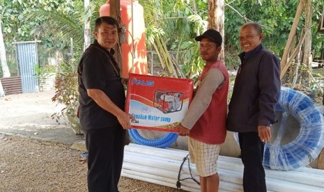 Petugas kementan memberikan bantuan pompa air untuk petani di daerah yang mengalami kekeringan