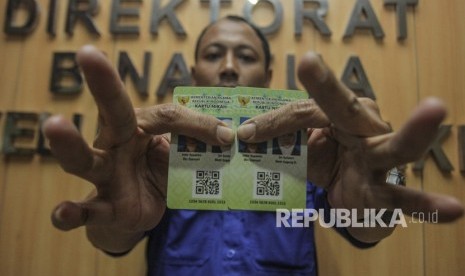 Petugas Kementerian Agama (Kemenag) menunjukan Kartu Nikah di kantor Kemenag, Jakarta, Senin (12/11/2018).