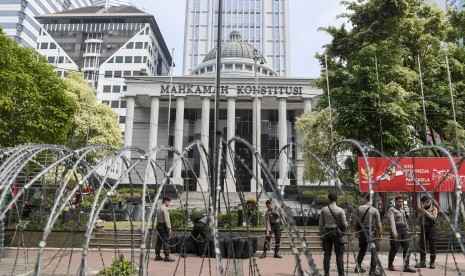 Petugas kepolisian berada di depan Gedung Mahkamah Konstitusi, Jakarta, Senin (24/6/2019).