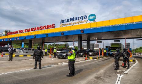 Petugas kepolisian berjaga di Gerbang Tol Kalikangkung, Semarang, Jawa Tengah, Rabu (30/4/2022). Volume kendaraan arus mudik Tol Trans Jawa Batang-Semarang dari arah Jakarta yang memasuki Gerbang Tol Kalikangkung menuju ke sejumlah wilayah di Jateng dan Jatim pada H-5 Lebaran hingga pukul 16:00 WIB terpantau lancar terkendali.