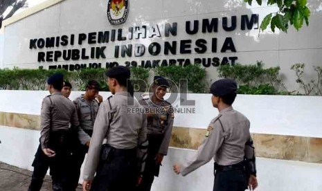 Petugas Kepolisian berjaga di jalan menuju Kantor KPU saat pelaksanaan Rapat Pleno Rekapitulasi Hasil Pilpres 2014, Jakarta, Selasa (22/7). (Republika/Agung Supriyanto).