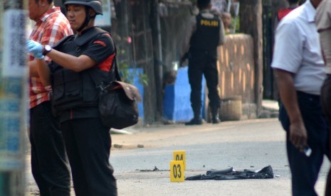 Petugas kepolisian berjaga di ledakan bom di kawasan Pogar, Bangil, Pasuruan, Jawa Timur, Kamis (5/7). 