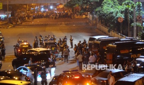  Petugas kepolisian berjaga di lokasi ledeakan di Terminal Kampung Melayu jakarta, Rabu (24/5) malam. 