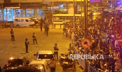  Petugas kepolisian berjaga di lokasi ledeakan di Terminal Kampung Melayu jakarta, Rabu (24/5) malam. 