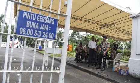 Petugas kepolisian berjaga di pintu masuk kompleks perumahan yang ditempati Calon Gubernur DKI Jakarta Basuki Tjahaja Purnama atau Ahok di Kompleks Pantai Mutiara, Jakarta, Jumat (4/11).