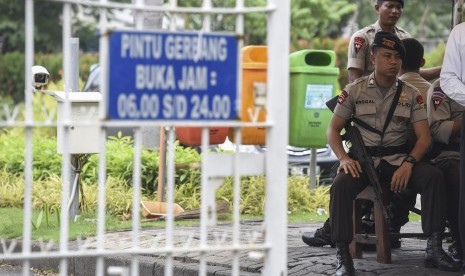 Petugas kepolisian berjaga di pintu masuk kompleks perumahan yang ditempati Calon Gubernur DKI Jakarta Basuki Tjahaja Purnama atau Ahok di Kompleks Pantai Mutiara, Jakarta, Jumat (4/11).