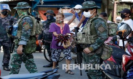 Petugas kepolisian berjaga di pos pemeriksaan selama dimulainya lockdown karena kenaikan kasus Covid-19 di kota Navota, Manila, Filipina, Kamis (16/7/2020). 