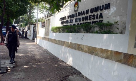 Petugas Kepolisian berjaga didepan Kantor KPU saat pelaksanaan Rapat Pleno Rekapitulasi Hasil Pilpres 2014, Jakarta, Selasa (22/7).