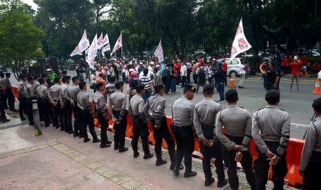 Petugas kepolisian berjaga saat aksi massa pendukung pasangan Capres nomor urut satu Prabowo Subianto dan Hatta Rajasa di halaman Mahkamah Konstitusi, Jakarta Pusat, Selasa (12/8).