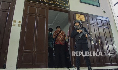 Petugas kepolisian berjaga saat sidang kasus terorisme dengan terdakwa Aman Abdurrahman alias Oman Rochman alias Abu Sulaiman bin Ade Sudarma di PN Jakarta Selatan, Jakarta, Jumat (18/5). 