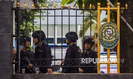 Petugas kepolisian berjaga saat sidang kasus terorisme dengan terdakwa Aman Abdurrahman alias Oman Rochman di depan PN Jakarta Selatan, Jakarta, Jumat (25/5). 