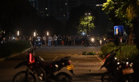 Petugas kepolisian berjaga seusai terdengar ledakan di kawasan parkir timur Senayan, Jakarta, Ahad (17/2/2019).