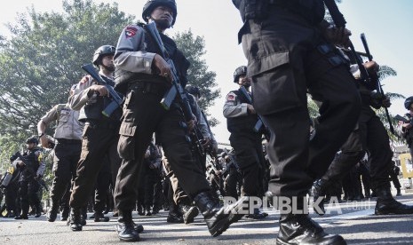 Operasi Ketupat 2020 Digelar Awal Kawal Larangan Mudik. Petugas kepolisian berjalan usai mengikuti apel gelar pasukan Operasi Ketupat Lodaya 2019 di depan Gedung Sate, Jalan Diponegoro, Kota Bandung.