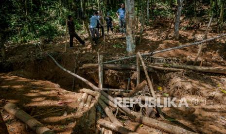 Petugas kepolisian berpakaian preman meninjau kondisi tempat lokasi diduga tambang emas ilegal. (Ilustrasi)