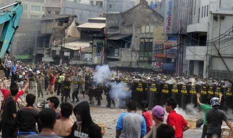 Petugas kepolisian dan Satpol PP memukul mundur warga dengan menembakkan gas air mata saat penggusuran di Jakarta (ilustrasi).