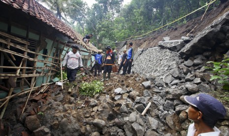 Puing rumah warga yang tertimpa longsoran tanah di Kluwih, Pendoworejo, Kulonprogo, DI Yogyakarta (ilustrasi)