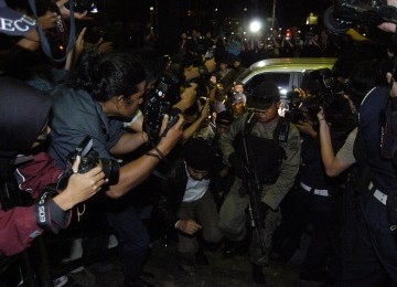 Petugas kepolisian bersenjata lengkap mengawal Nazaruddin ke Kantor komisi Pemberantasan Korupsi (KPK) sabtu (13/8). Pengawalan ketat yang berlebihan oleh kepolisian.