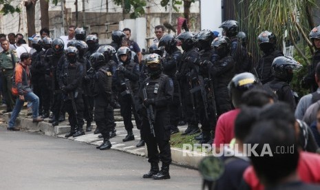 Petugas kepolisian bersenjata mengamankan rumah korban perampokan dan penyanderaan di Pondok Indah, Jakarta, Sabtu (3/9).