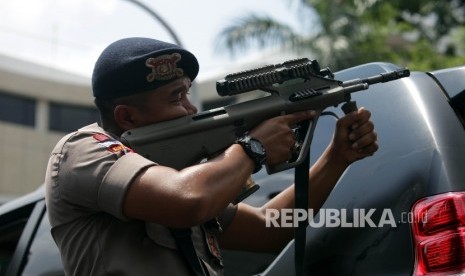   Petugas kepolisian bersiap pasca ledakan diduga bom di kawasan Sarinah, Jakarta, Kamis (14/1).