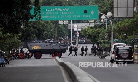 Petugas kepolisian bersiap pasca ledakan diduga bom di kawasan Sarinah, Jakarta, Kamis (14/1).