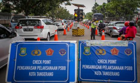 Petugas kepolisian bertugas di pos Pembatasan Sosial Berskala Besar (PSBB) di Jalan M H Thamrin, Kota Tangerang, Banten, Sabtu (2/5/2020). Gubernur Banten Wahidin Halim menyatakan penerapan PSBB di Tangerang Raya diperpanjang selama 14 hari sejak tanggal 4 Mei 2020. 