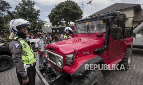 Petugas Kepolisian dan Dinas Perhubungan (DISHUB) DI Yogyakarta memeriksa kondisi mobil jeep wisata saat razia mobil jeep wisata Merapi di Cangkringan, Sleman, DI Yogyakarta, Rabu (20/6).