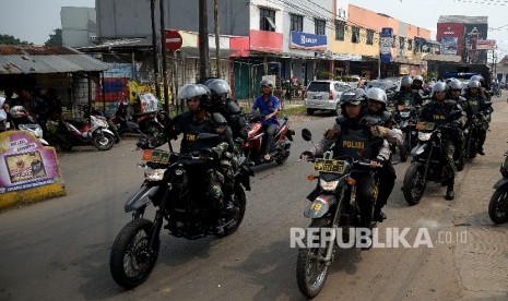 Petugas kepolisian dan TNI melakukan patroli di kawasan Sangiang, Tangerang, Banten, Kamis (9/3).