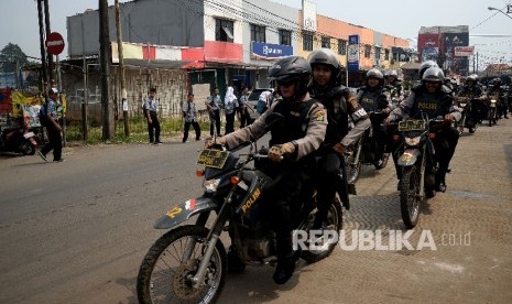 Petugas kepolisian dan TNI melakukan patroli di kawasan Sangiang, Tangerang, Banten, Kamis (9/3).