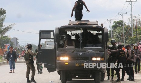 Petugas kepolisian dan TNI melakukan pengamanan saat terjadi aksi protes di Mimika, Papua, Rabu (21/8/2019).