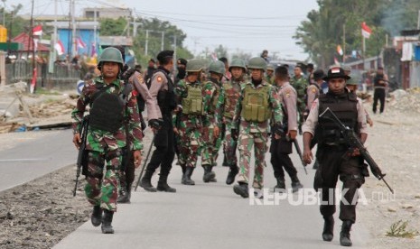 Petugas kepolisian dan TNI melakukan pengamanan saat terjadi aksi protes di Mimika, Papua, Rabu (21/8/2019). 