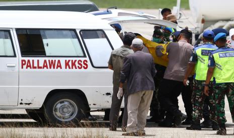 Petugas kepolisian dan TNI membawa kantong berisi jenazah teknisi tower telekomunikasi PT Palapa Timur Telematika (PTT) setibanya di Bandara Mozes Kilangin Timika, Papua, Senin (7/3/2022). Tim Operasi Damai Cartenz 2022 berhasil mengevakuasi delapan korban penembakan yang dilakukan oleh Kelompok Kriminal Bersenjata (KKB) di Kampung Jenggeran, Distrik Beoga Barat, Kabupaten Puncak, Papua pada Rabu (2/3/2022).