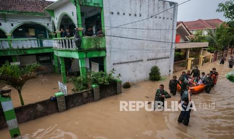 Aparat mengevakuasi warga saat banjir di Rangkasbitung, Kabupaten Lebak, Provinsi Banten, Selasa (14/9/2021). 