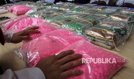 Riau police expose evidences of drug cases in a press conference in Riau Police Headquarters, Pekanbaru, Riau, on Wednesday (May 2).