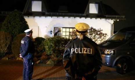 Petugas kepolisian Jerman berdiri di luar rumah orang tua kopilot Germanwings, Andreas Lubitz di Montabaur.