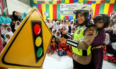 Pengenalan Rambu Lalu-Lintas Petugas kepolisian Lalu Lintas Polres Lhokseumawe mengajarkan anak PAUD menggunakan helm depan belakang dan pemahaman rambu lalu lintas di Taman Kanak (TK) dan PAUD Nurul Iman, Lhokseumawe, Aceh, Kamis (28/2/2019).