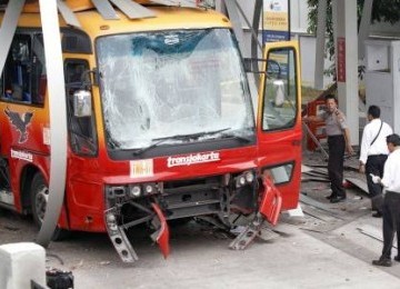 Petugas kepolisian melakukan olah tempat kejadian perkara meledaknya sebuah bus TransJakarta di Stasiun Pengisian Bahan bakar Gas (SPBG) Pinang Ranti, Jakarta Timur, Kamis (20/10). 