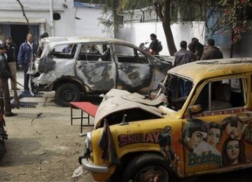 Petugas kepolisian melakukan olah tempat kejadian perkara (TKP) di lokasi bom mobil di kedutaan Israel di New Delhi, India, Selasa (14/2). 