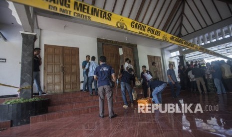 Petugas kepolisian melakukan olah Tempat Kejadian Perkara (TKP) kasus penyerangan di Gereja Katholik St. Lidwina, Jambon, Trihanggo, Gamping, Sleman, DI Yogyakarta, Ahad (11/2). 